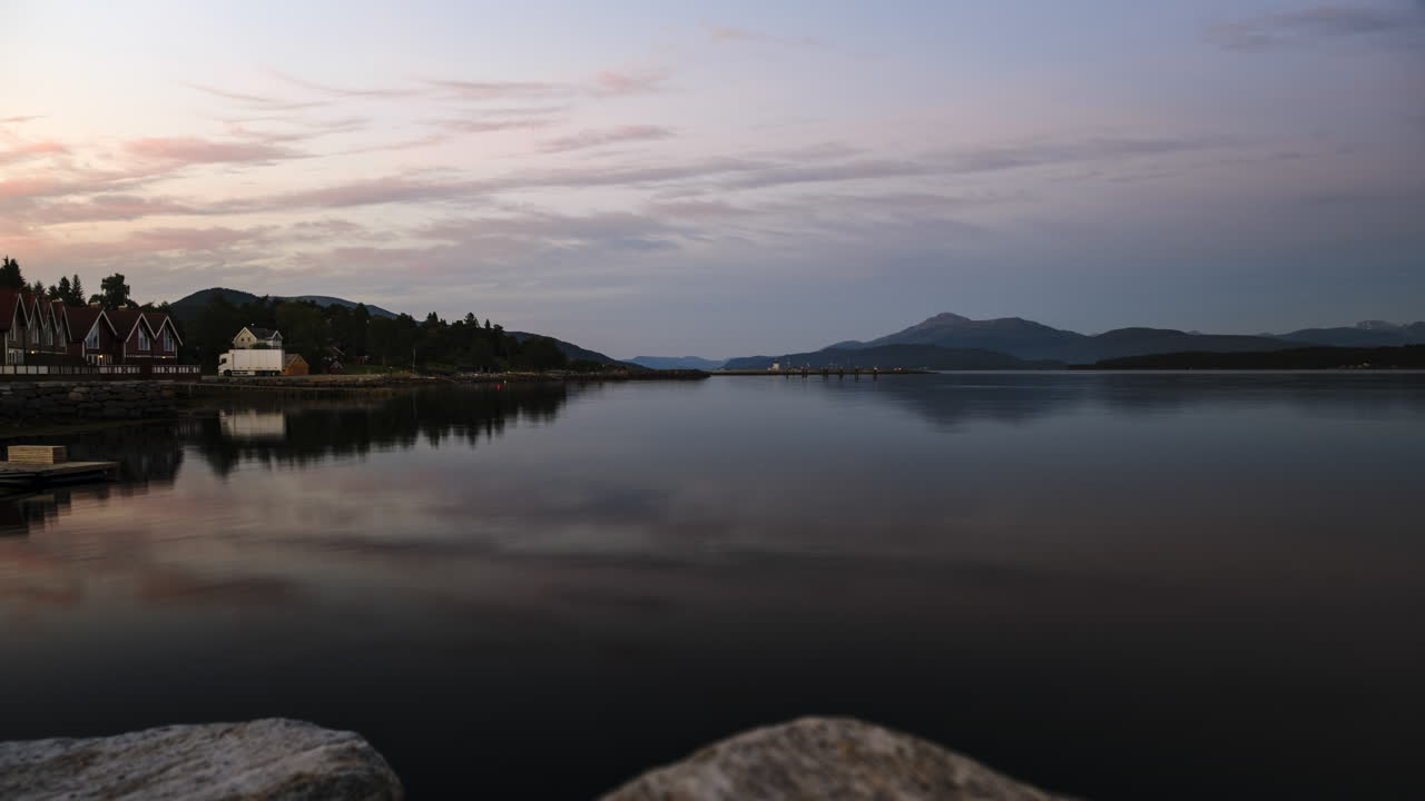 일몰 동안 노르웨이 피요르드의 시간 경과