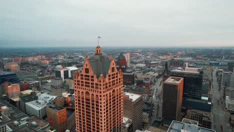 Antena-Cinematográfica-Que-Revela-El-Edificio-Faison-En-100-East-Wisconsin-Capturado-Al-Amanecer-En-Un-Día-Nublado