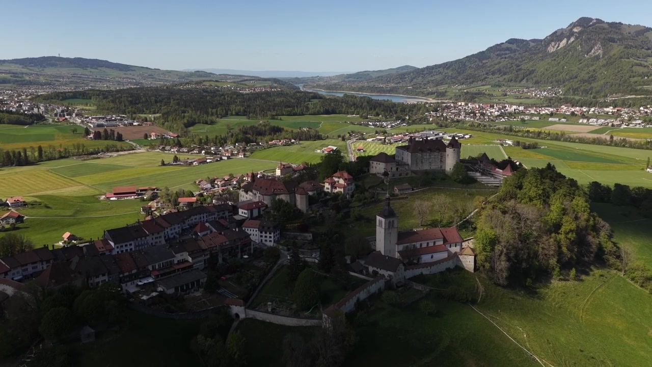 Mittelalterliche Stadt und Schloss Greyerz im Kanton Freiburg, Schweiz, Drohnenaufnahme