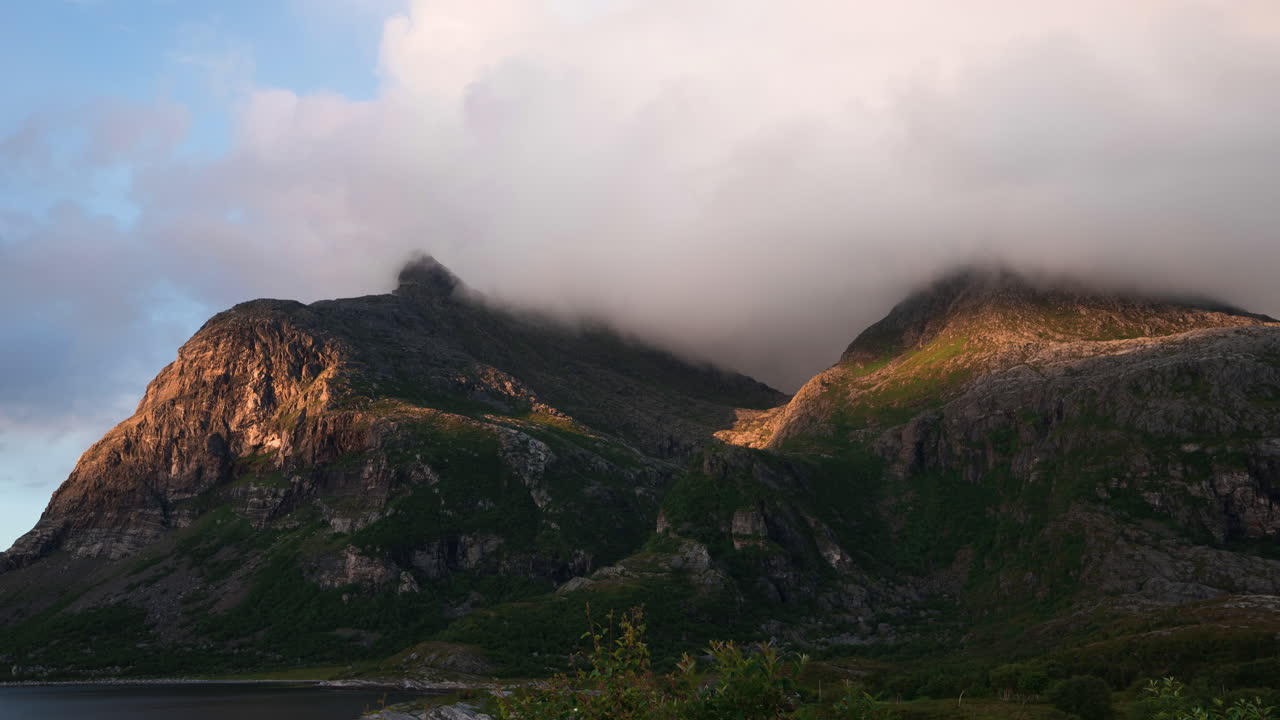 Majestuosas montañas al atardecer