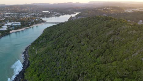 Grüne-Vegetation-Bedeckt-Den-Burleigh-Heads-National-Park-Und-Den-Talbuddgera-Creek-In-Gold-Coast-City,-Australien