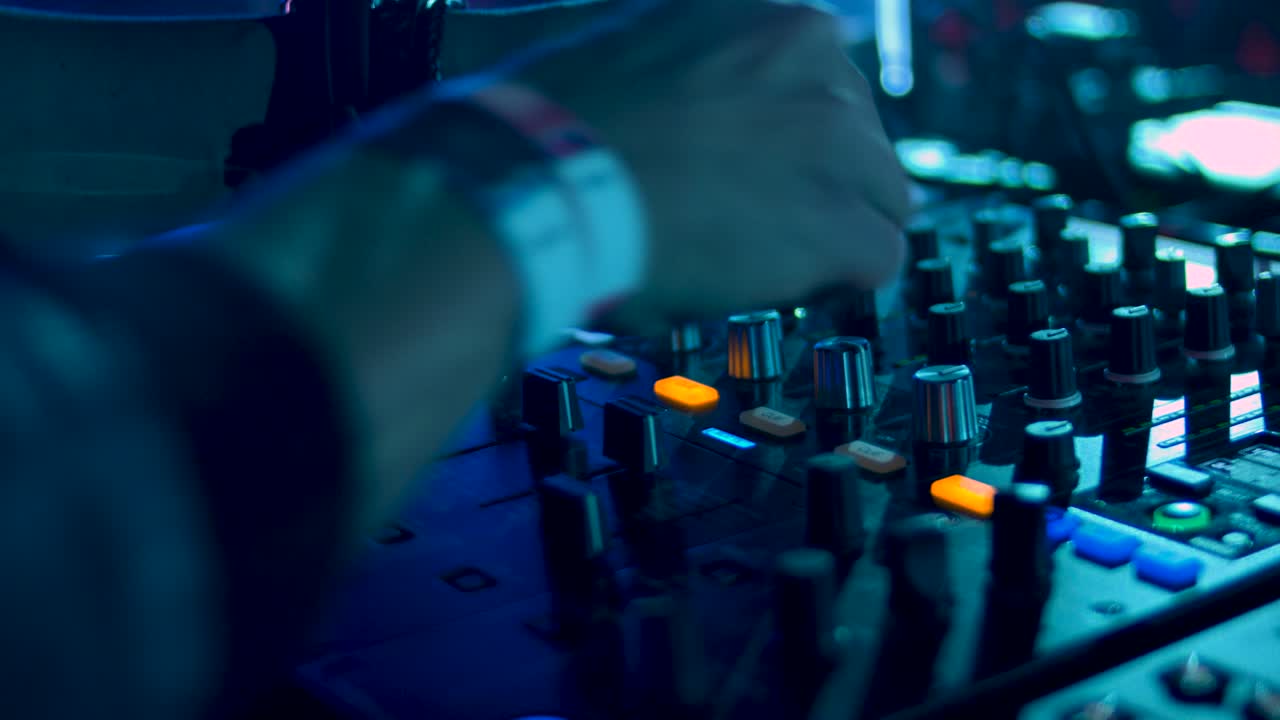 dj en un club nocturno