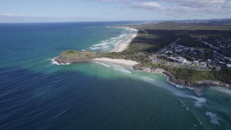 cabecera de norries en cabarita con impresionantes vistas de la playa de arena blanca y el océano azul aguamarina