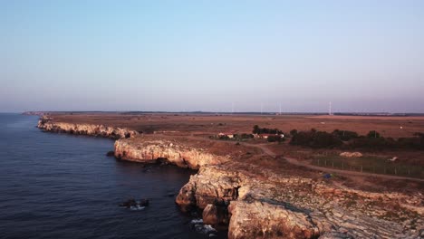 drone vista aérea de arriba hacia abajo de las olas salpican contra la costa rocosa, fondo