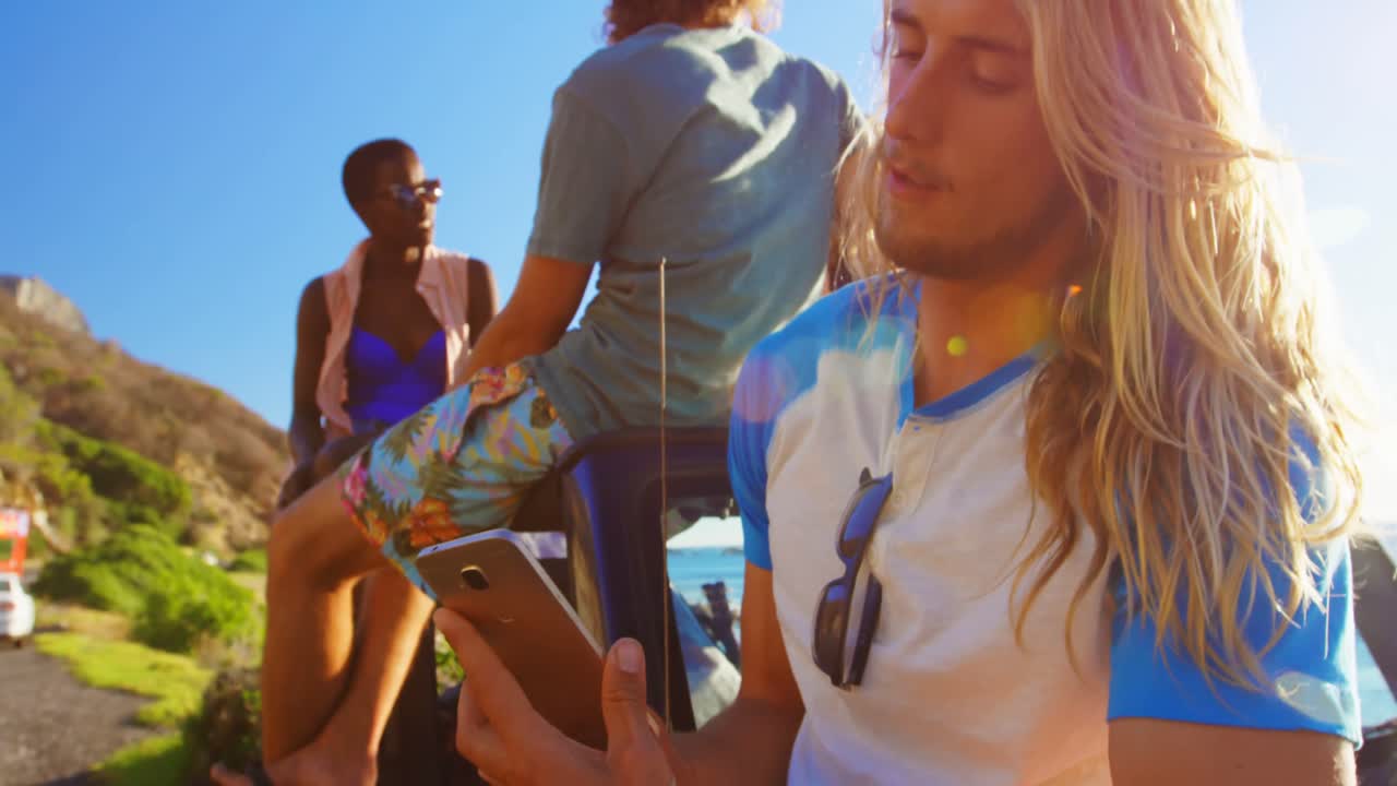 해변 4k에서 휴대 전화로 이야기하는 남자