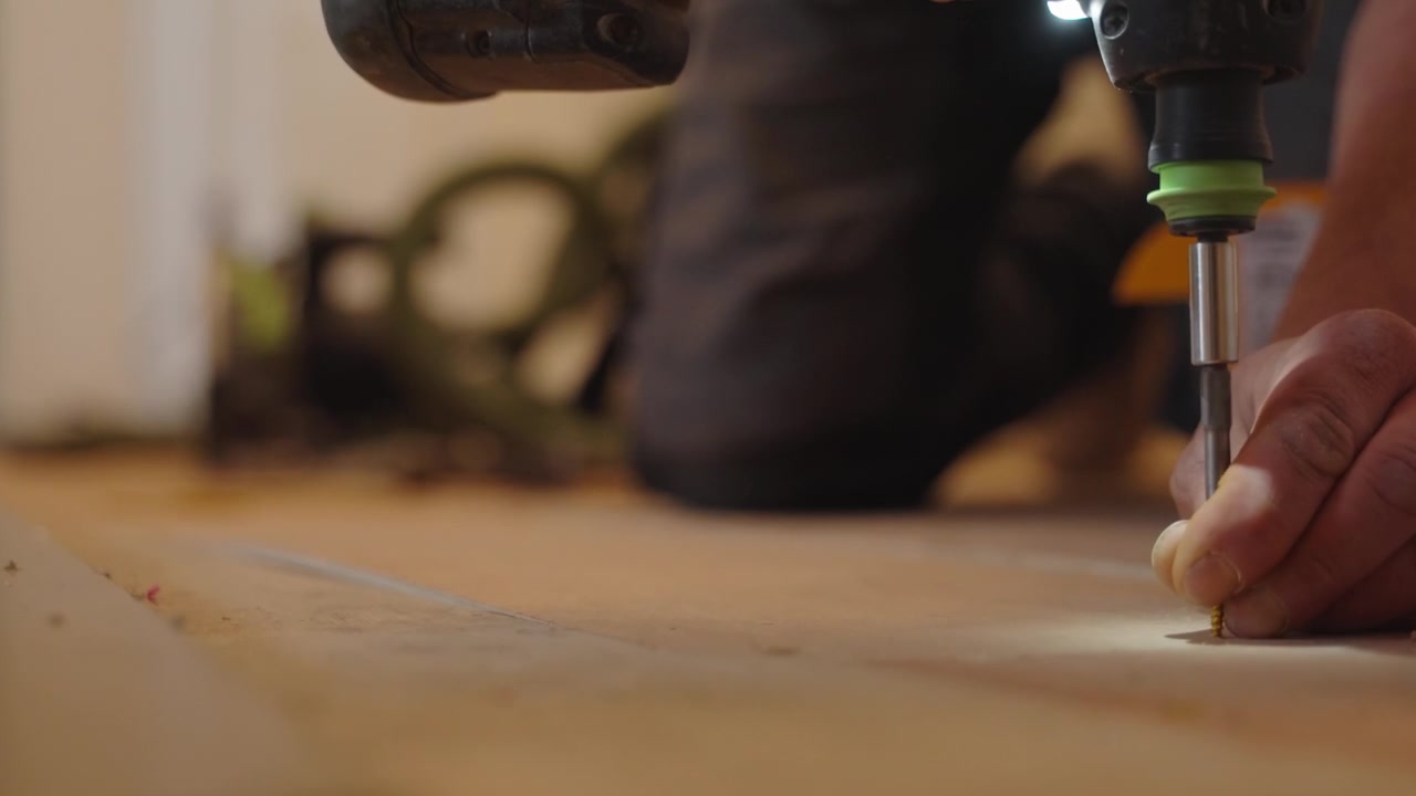Attrezzatura per la perforazione, fissaggio di pavimenti in legno, lavori industriali, primo piano