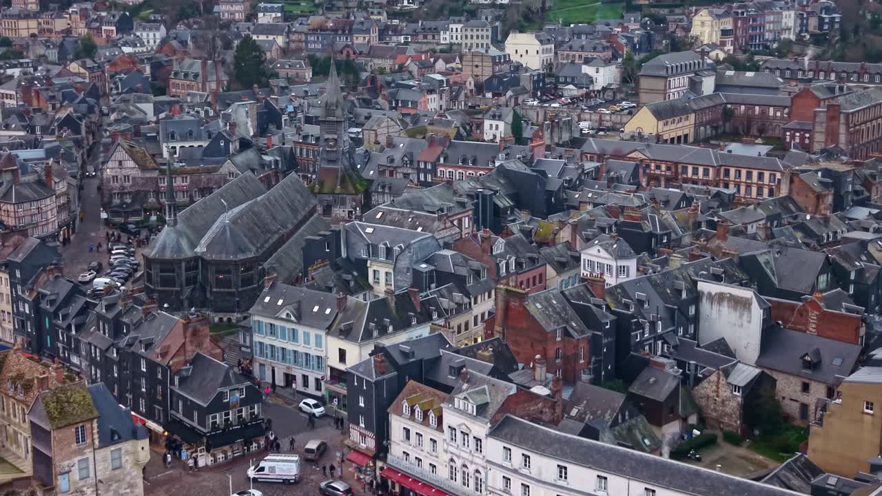 Tetti a graticcio in legno che circondano la chiesa in legno di Église Sainte-Catherine, Place Sainte-Catherine, comune di Honfleur, arrondissement di Lisieux, dipartimento del Calvados, Normandia Francia, ripresa aerea.