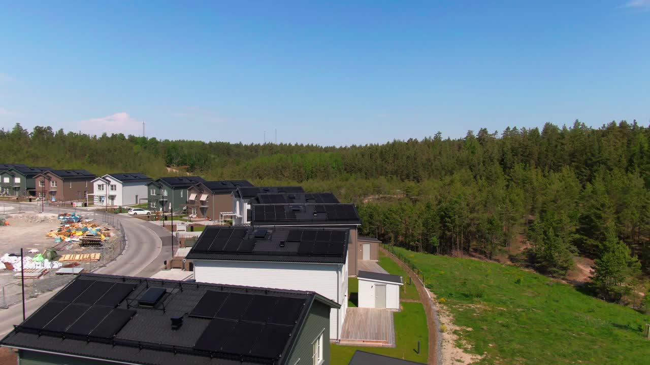 Moderne svenske byhuse med solcelleanlæg, der smelter sammen med den omkringliggende skov