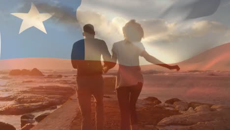 animación de la bandera de chile sobre una pareja afroamericana en la playa