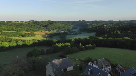 Casas-De-Pueblo-Pintorescas-Y-Rurales-En-La-Campiña-Francesa,-Correze-En-Nouvelle-Aquitaine