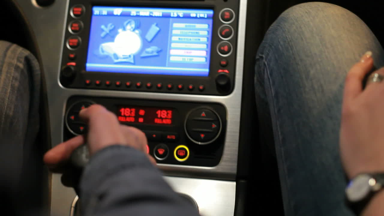 남자 와 여자 의 손 이 차 에 있다. 운전자 의 손 이 기어 를 바꾸고 있다. 운전자 는 기어 를 바 ⁇ 다