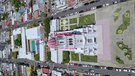 disparo vertical de arriba hacia abajo del hermoso sagrado corazón de jesús con la ciudad de moca en el fondo - disparo inclinado hacia arriba