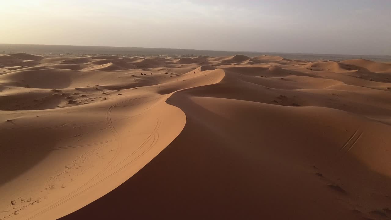 antena: dunas de arena del desierto del sahara