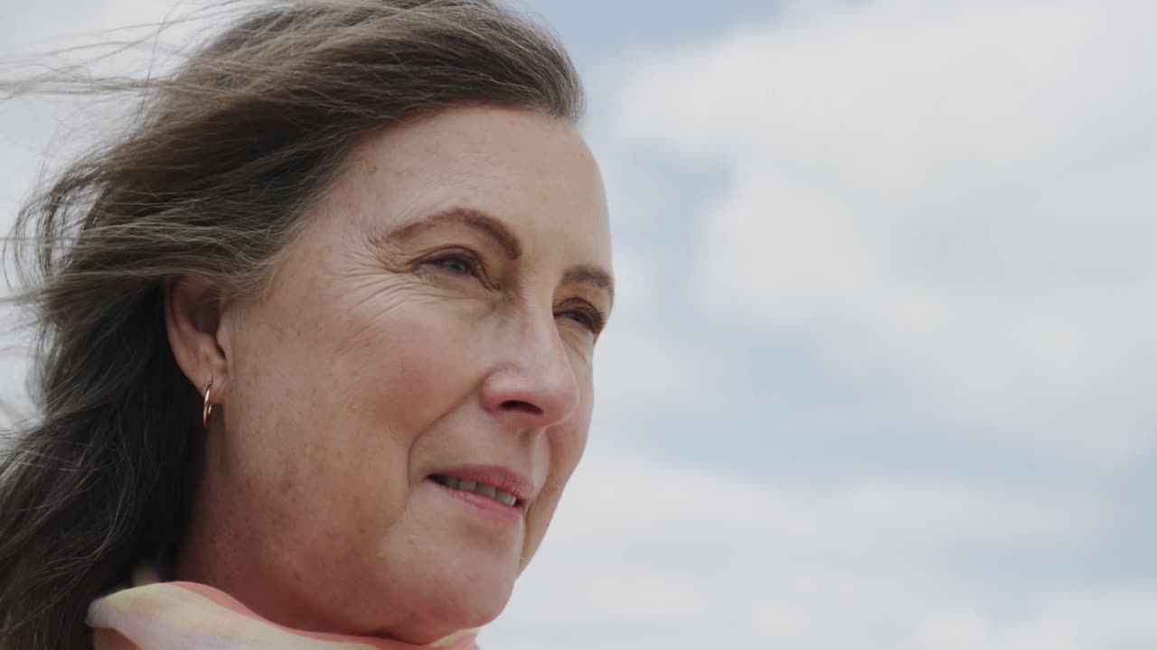 montaje de una feliz pareja caucásica senior disfrutando de unas vacaciones en la playa tropical, en cámara lenta