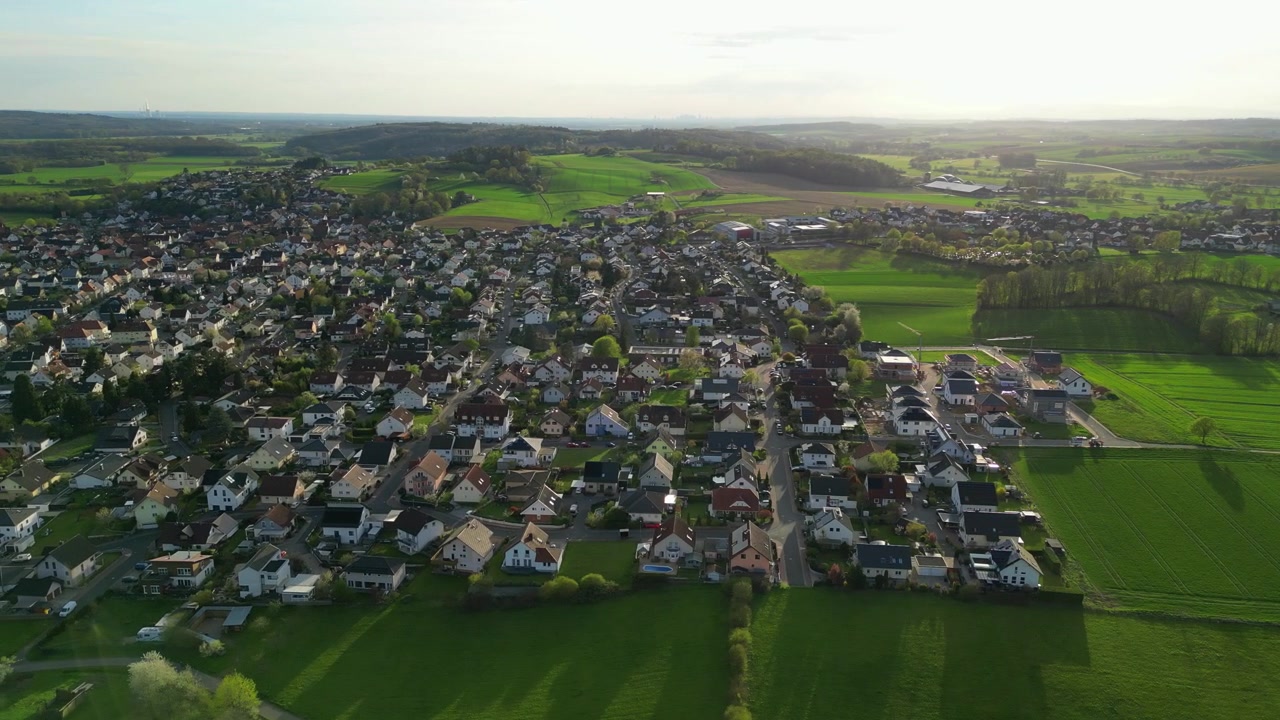 Zirkuläre Luftaufnahme von Rothenbergen, einem typischen kleinen Dorf in Gründau, Deutschland.