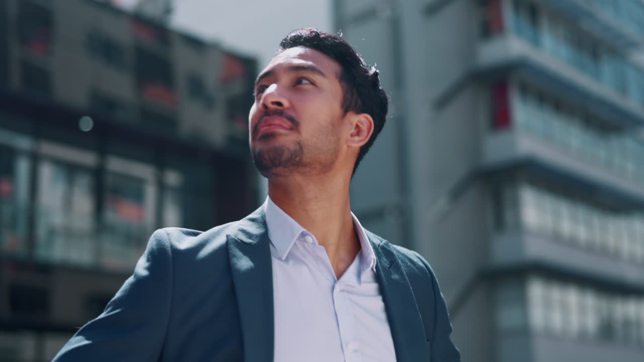 negocios, pensamiento y visión con el hombre en la ciudad