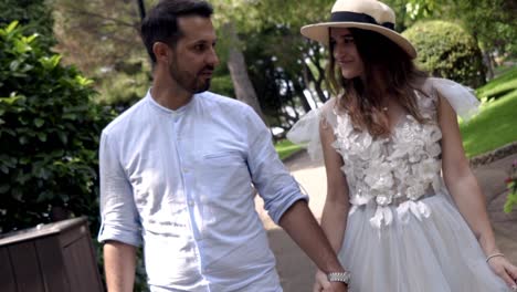 una pareja caminando en un parque.