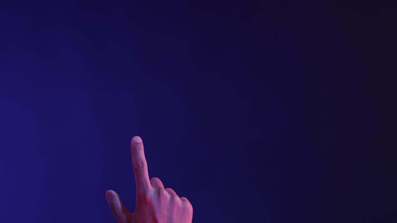 рука азиатского мужчины, касающийся виртуального экрана на синем фоне, копирование пространства, замедленное движение