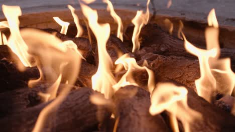 cacerola de primer plano de cámara lenta a través de pozo de fuego
