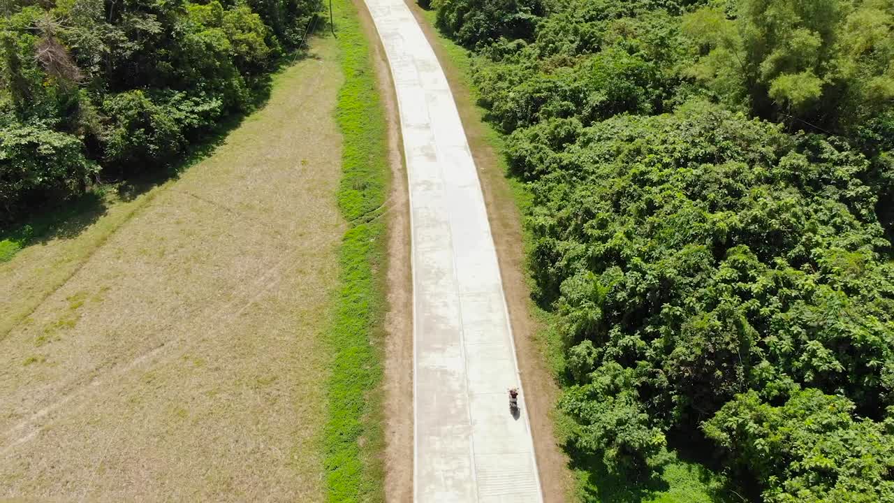숲 근처 빈 거리에서 오토바이 운전