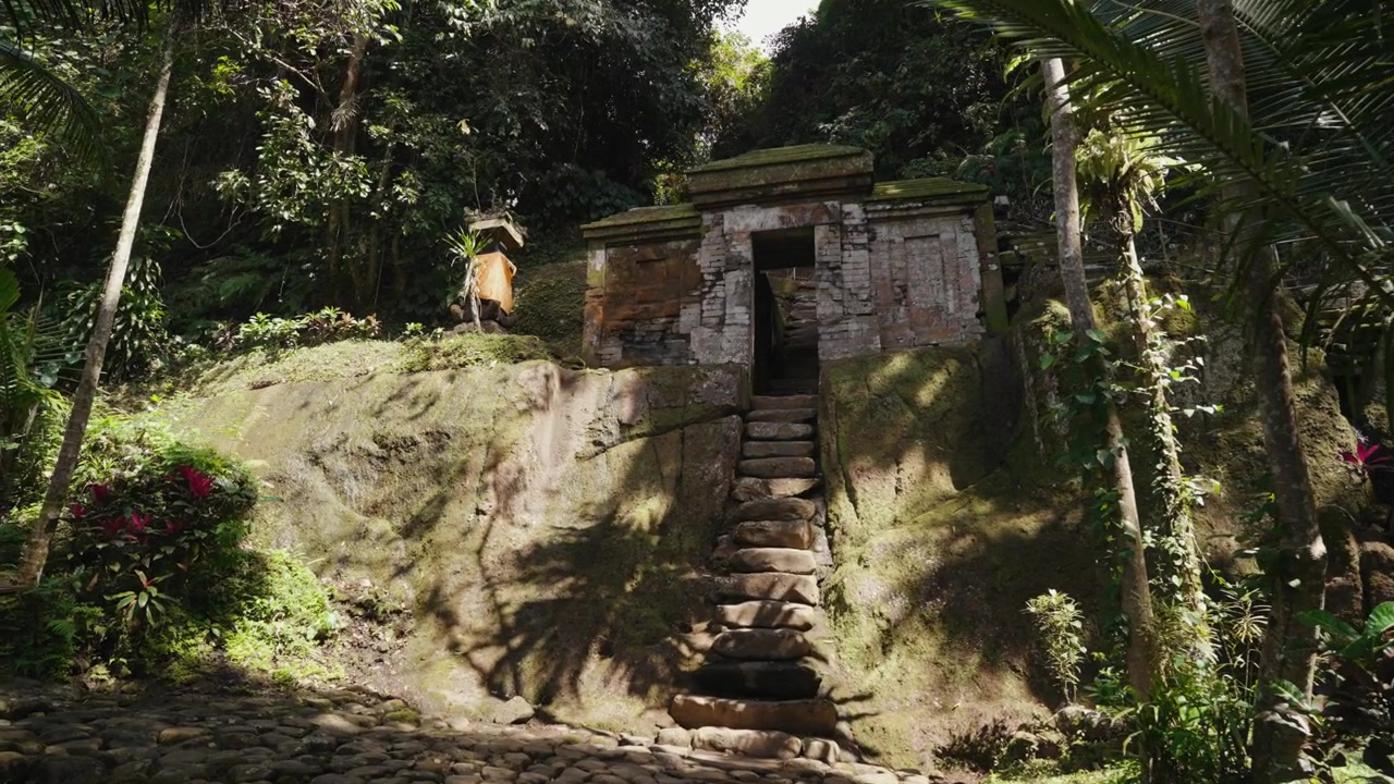 Ingresso di antico tempio in pietra in una lussureggiante foresta tropicale
