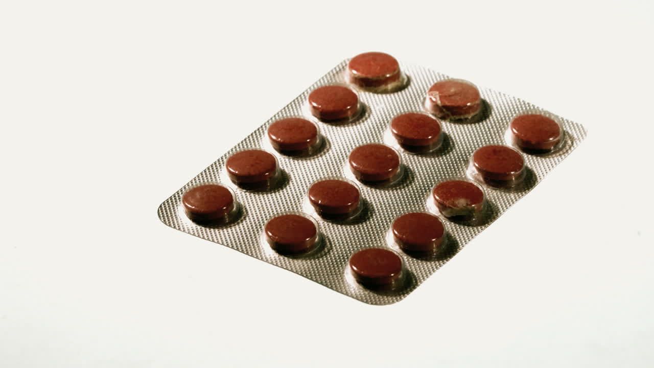 embalaje de pastillas que cae y flota en el aire