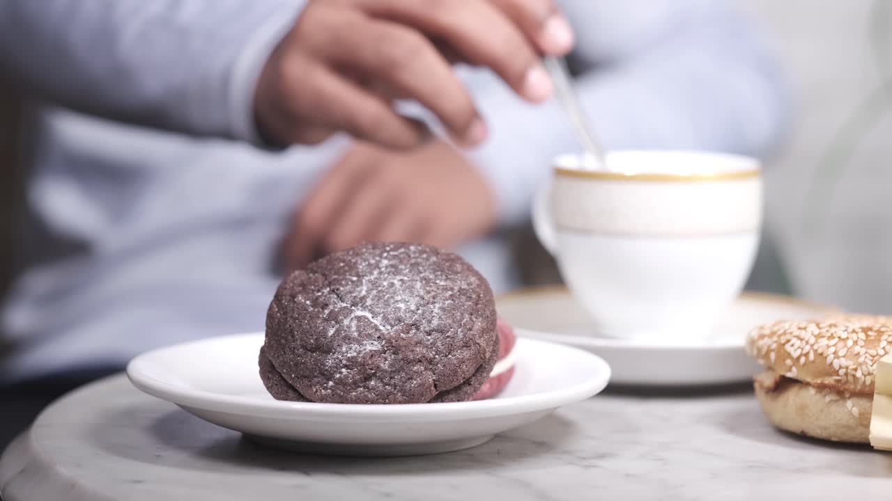 카페에서 쿠키를 먹고 차를 마시는 사람