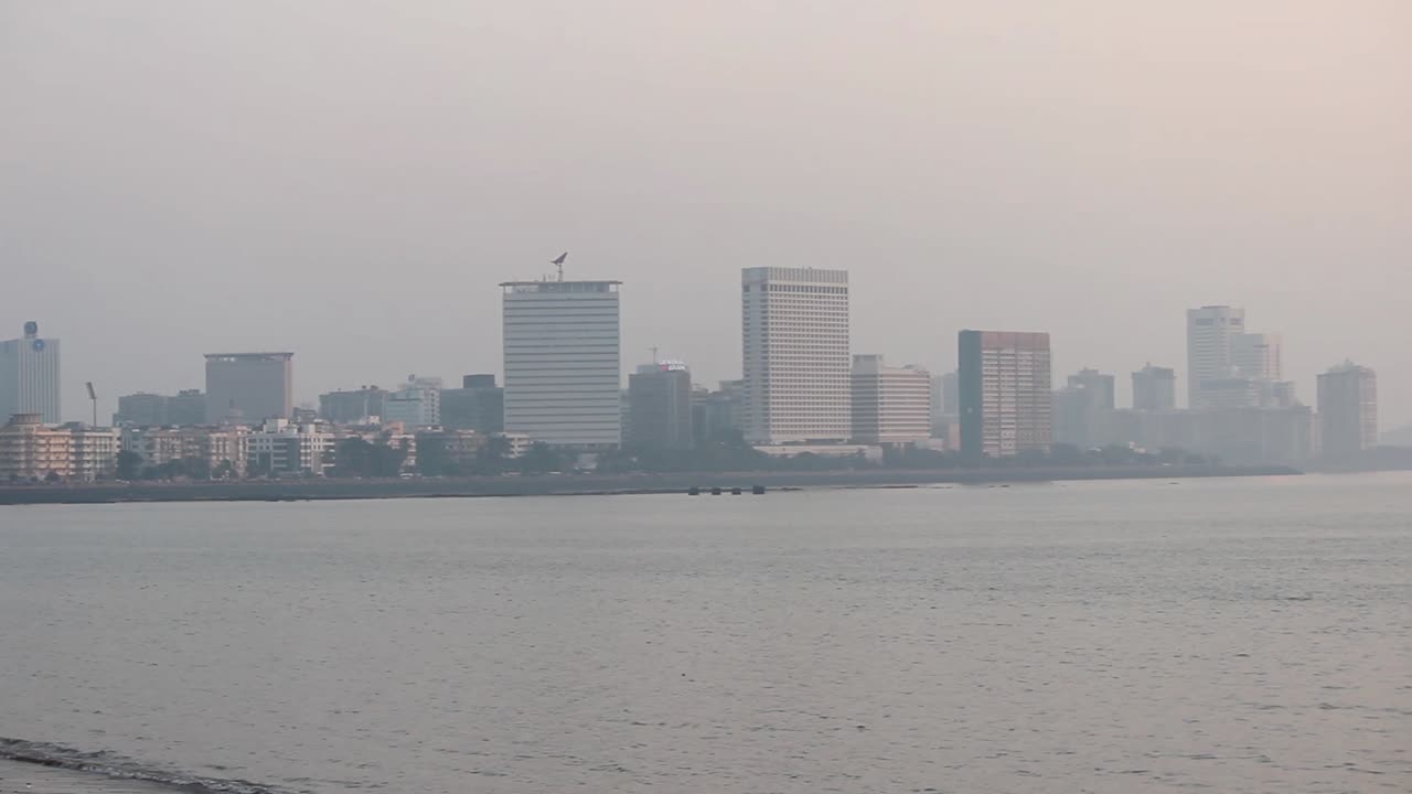 Video stock: Splendida vista aerea del Marine Drive di Mumbai. Video stock del Marine Drive di Mumbai in Full HD.