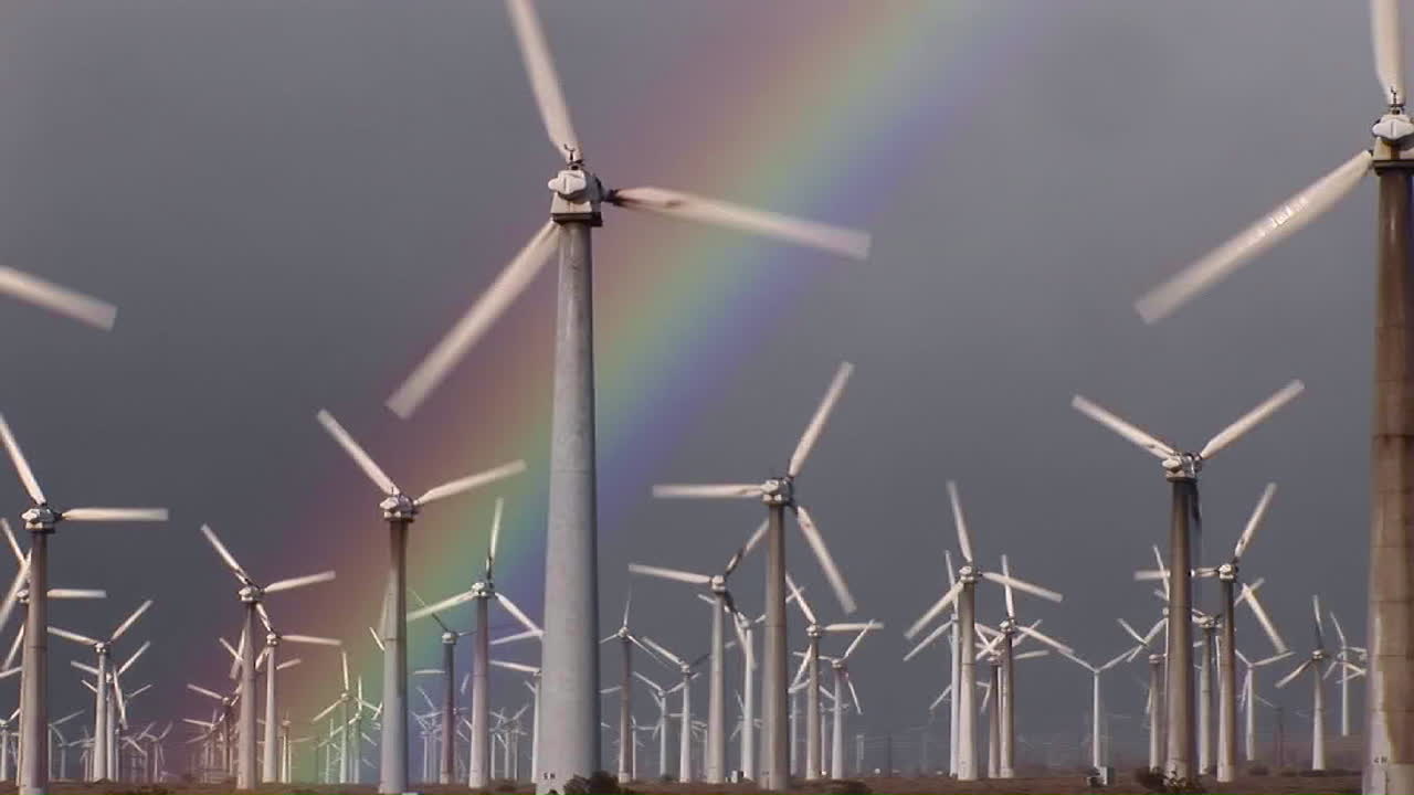 화려한 무지개가 회전하는 풍력 발전기를 비추다 3