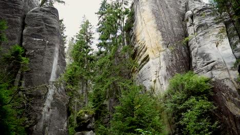 Reste-Des-Landschaftsparks-Felsenstadt-In-Adrspach