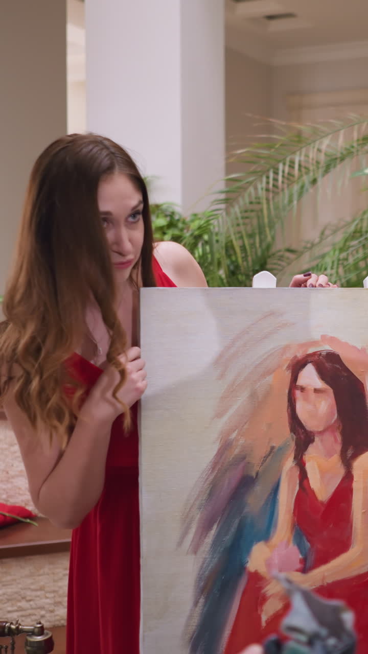 la mujer muestra insatisfacción con el trabajo del hombre. la joven modelo trata de reconocer el reflejo de su propio atractivo en la interpretación del artista. desagrado e insatisfactorio