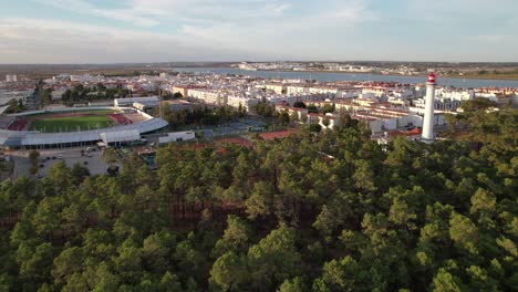 faro de la ciudad al lado del parque forestal verde vista aérea