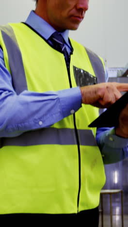 trabajador que utiliza una tableta digital