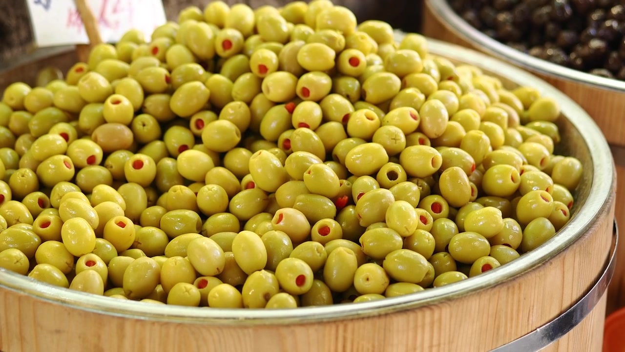 Olive verdi fresche ripiene di pimento in botte di legno