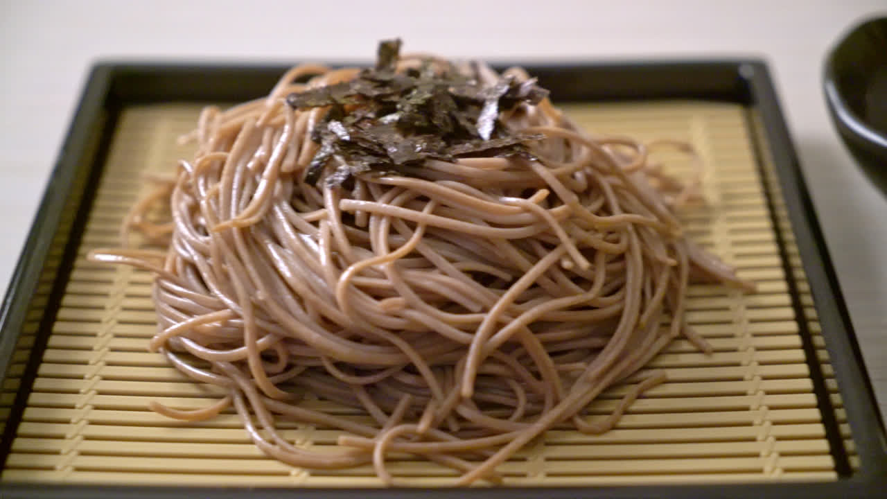 fideos soba de trigo sarraceno frío o ramen zaru - estilo de comida japonesa