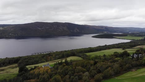 Vista-Aérea-Del-Lago-Ness-En-Las-Tierras-Altas-De-Escocia