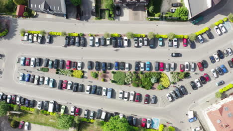 Vista-Aérea-Desde-Arriba-Hacia-Abajo-Del-Estacionamiento-De-Automóviles-De-La-Ciudad-Con-Muchos-Automóviles-Desde-Arriba-En-Un-Antiguo-Centro-De-La-Ciudad-Europea-4k