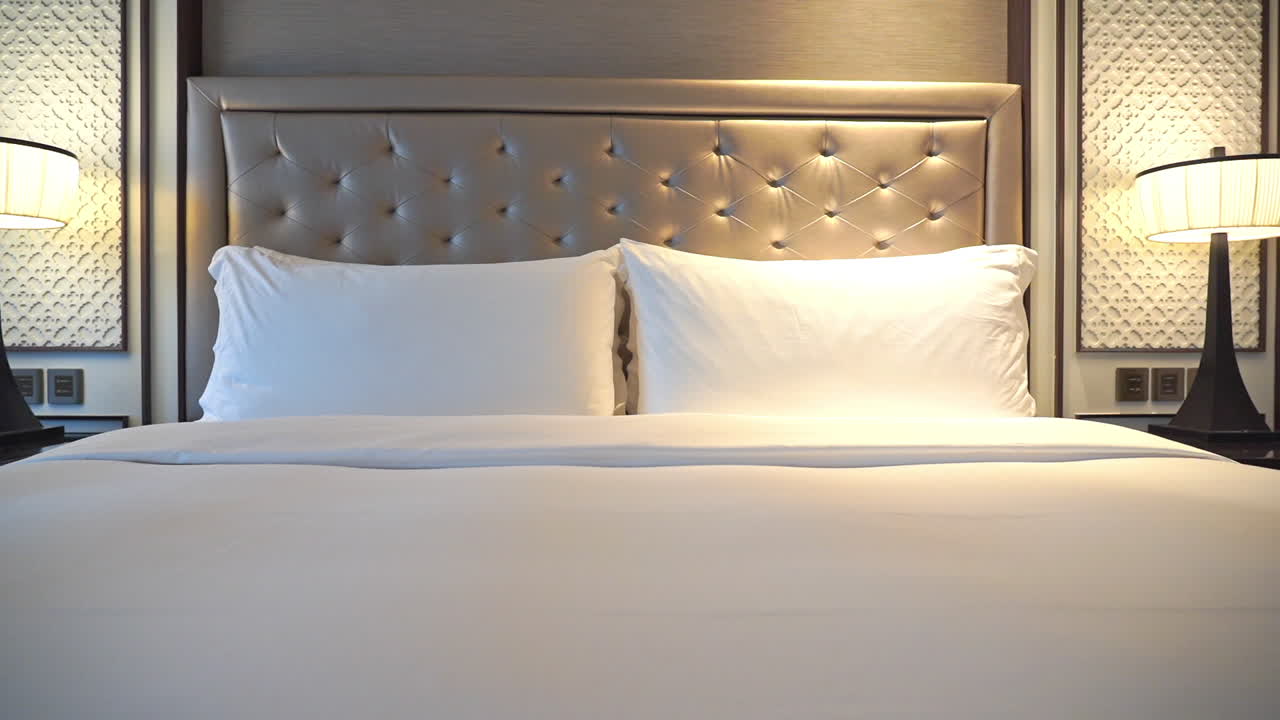 pan del pie de una cama de hotel