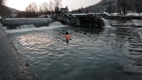 Baño-De-Agua-Fría-En-El-Río-Durante-La-Temporada-De-Invierno