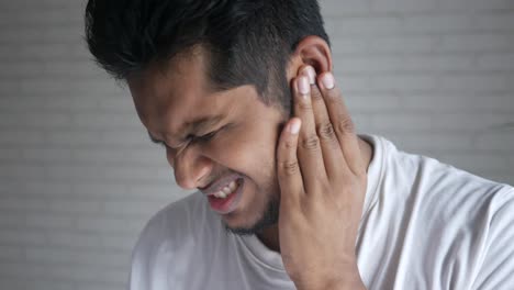 man experiencing ear pain