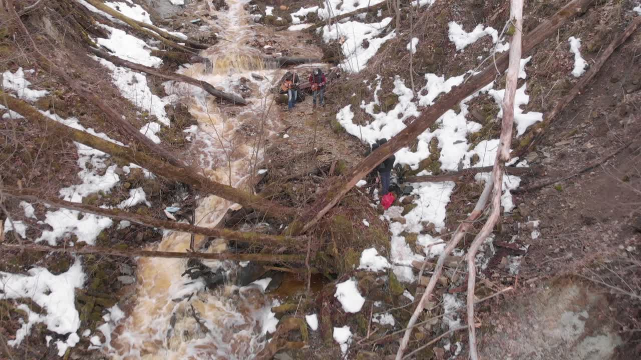 겨울의 하천에 있는 음악가들