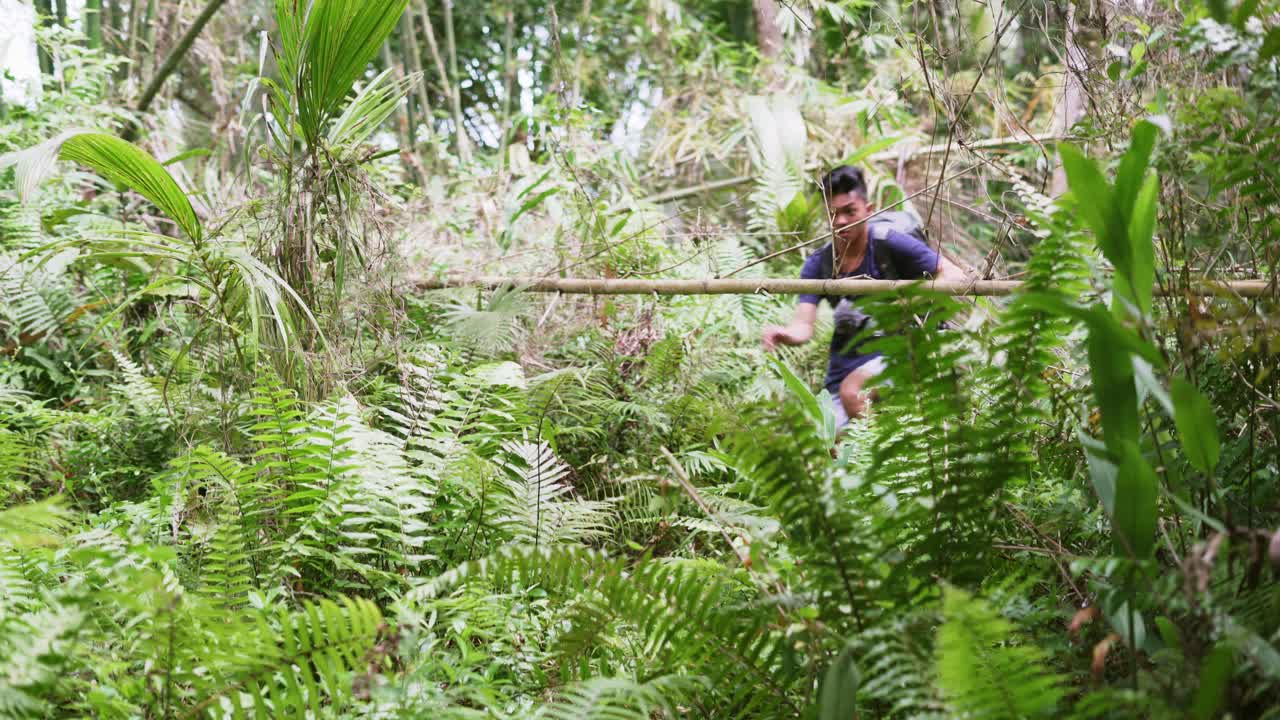 배낭과 훔친 물건을 들고 울창한 숲을 통해 경찰로부터 도망치는 청년