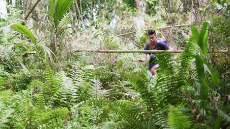un joven con mochila y un artículo robado huyendo de la policía a través del denso bosque