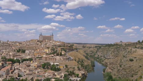 El-Casco-Antiguo-De-Toledo-Desde-El-Otro-Lado-Del-Río