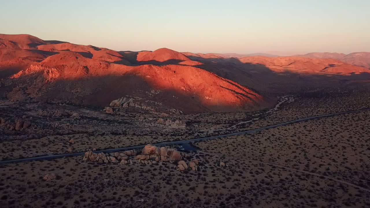 toma aérea ascendente del área de picnic de roble vivo en el parque nacional joshua tree al atardecer, california