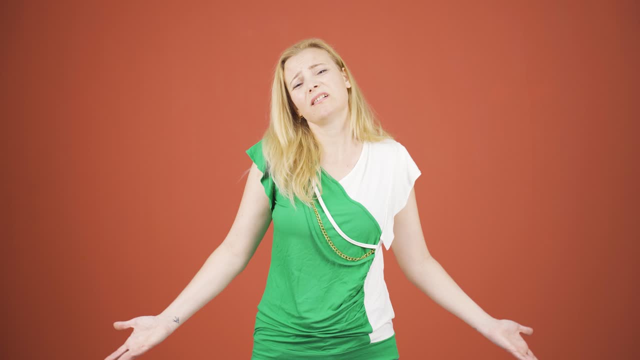 그녀가 듣는 소식을 좋아하지 않는 여성은 승인하지 않습니다.