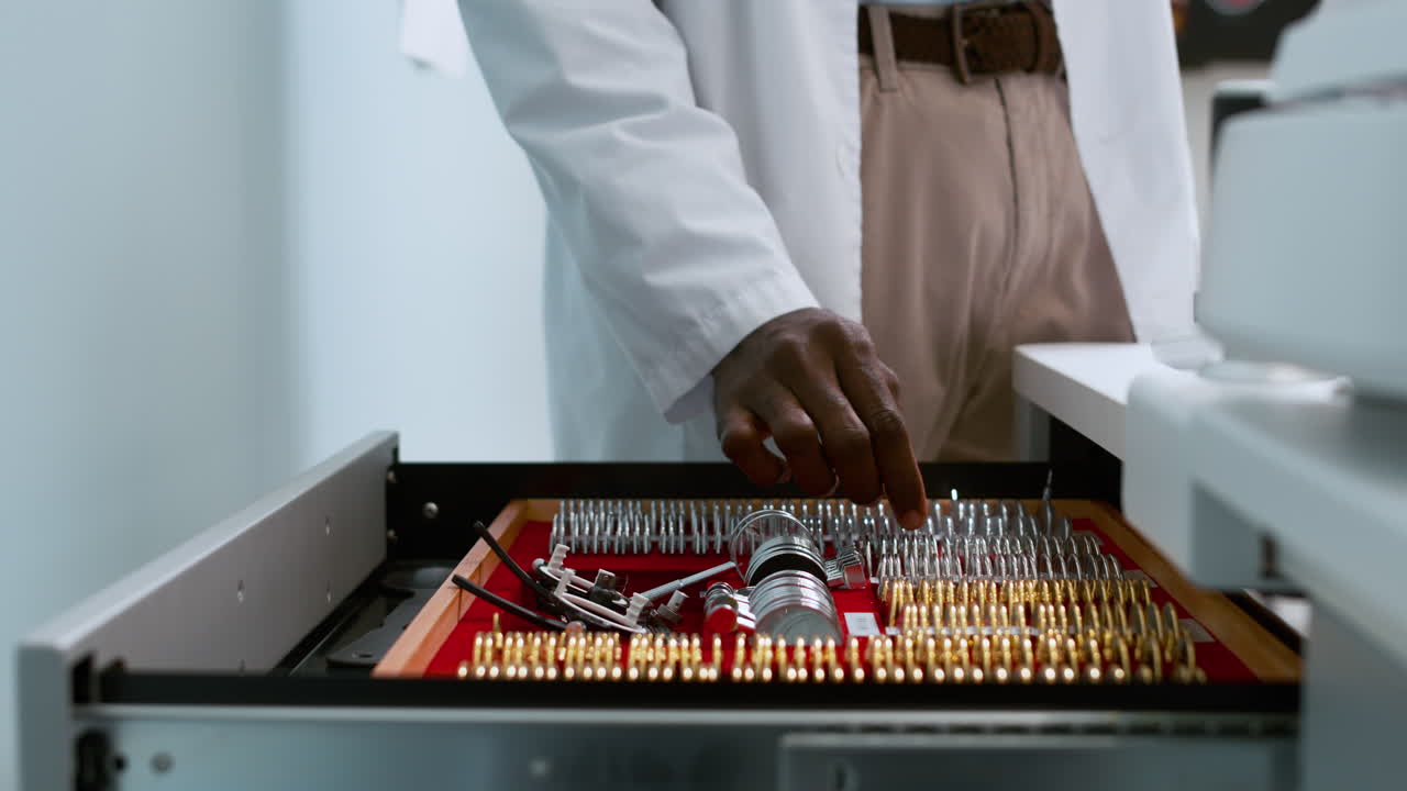 안과 의사는 렌즈를 선택합니다.