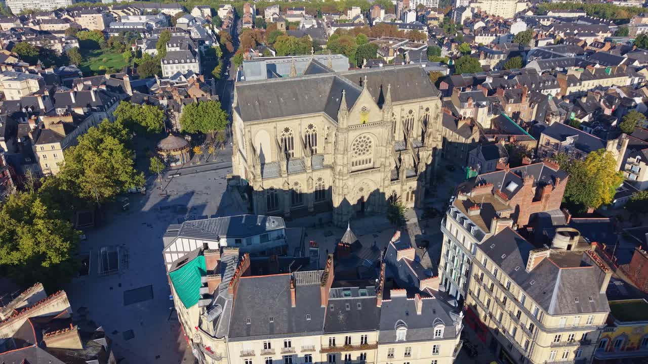 Piazza Saint-Anne e Basilica di Saint-Aubin a Rennes in Bretagna, Francia. Luce dorata sull'architettura storica. Drone aereo che si alza all'indietro