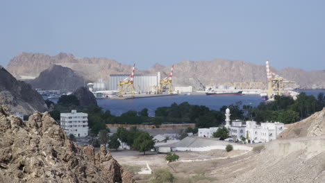 puerto sultán qaboos visto desde las colinas, muscat, omán, plano general