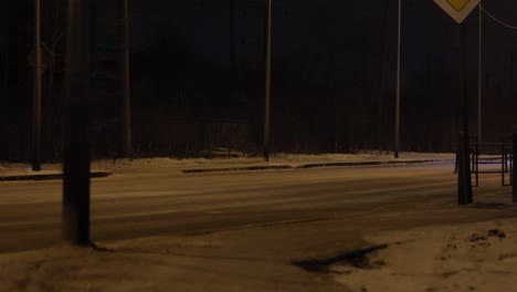 coche que pasa por la noche en invierno. faros que pasan en un bucle